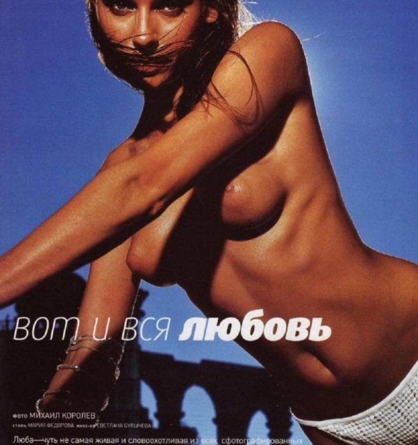 Модель Playboy сексуальная любовь, позирует голой в эротичных позах