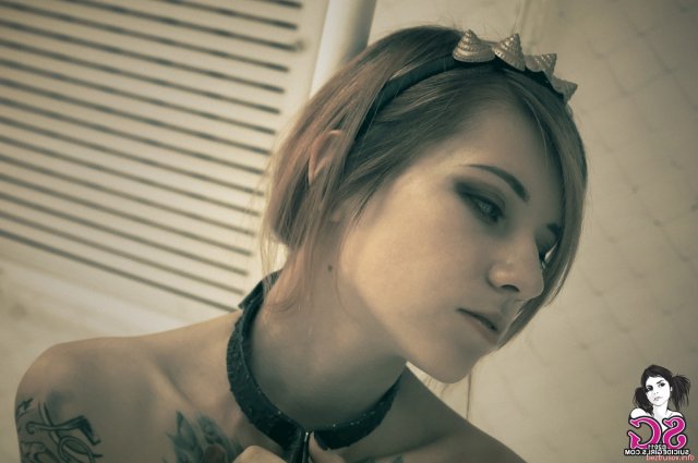 Сексуальная татуированная девочка позирует голая в цепях
