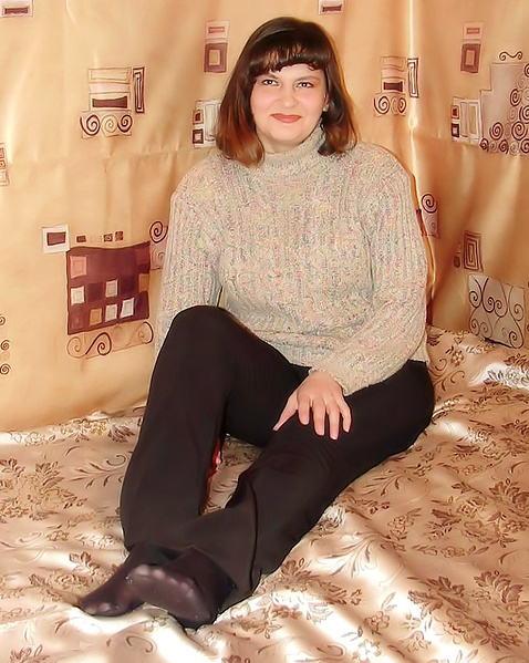 Русская зрелая женщина показывает лохматую пизду лежа на кровати