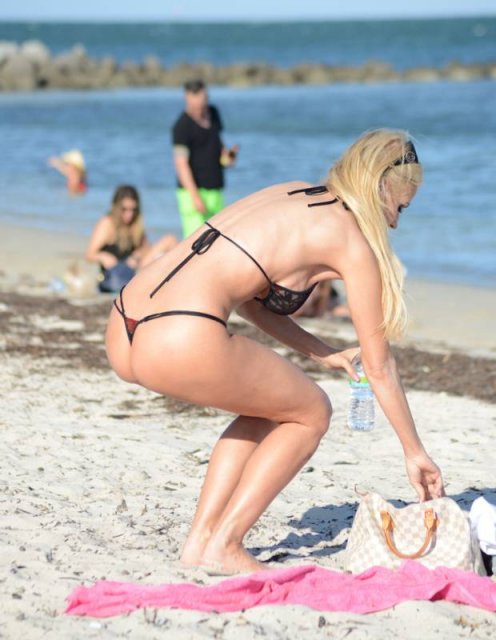 Красивая блондинка с большой попой позирует для порно журнала на пляже