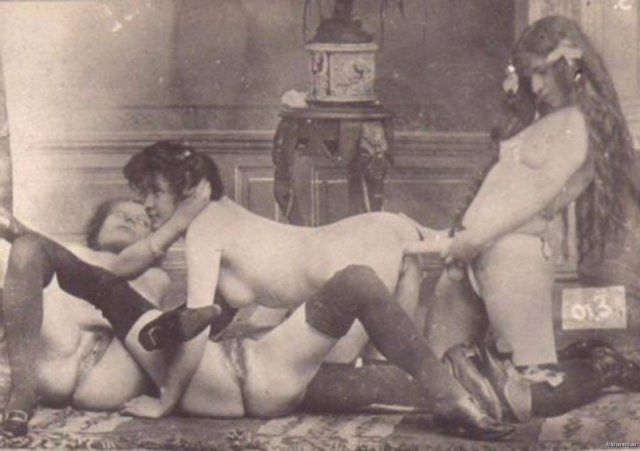 Ретро фото красавиц и девок, показывающих попки и большие сиськи