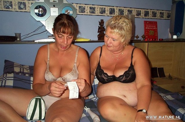 Жирные русская мама с похотливой девкой устроили групповуху с толстым хуем