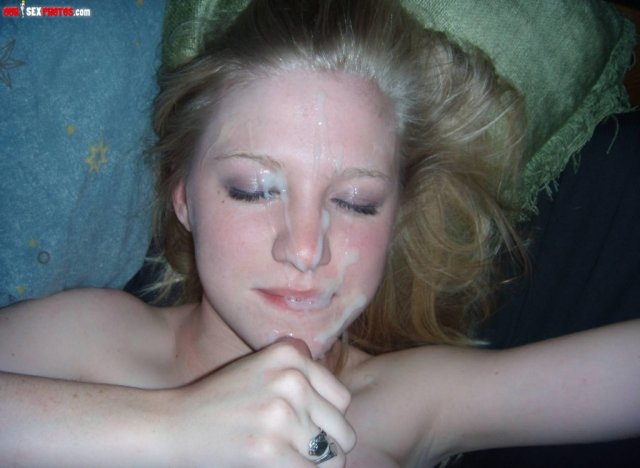 Русская девушка сосёт хуй в домашних фото со спермой на лице 