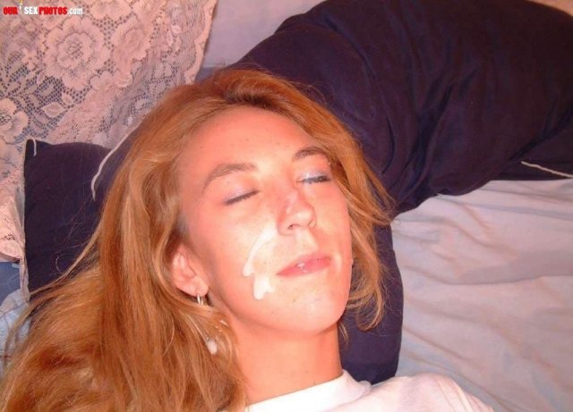 Русская девушка сосёт хуй в домашних фото со спермой на лице 