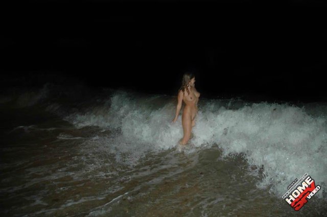 Пьяные студентки на любительских фото сексуально позируют в воде