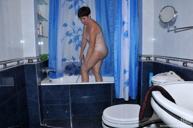 Русская мама намыливается в ванной и трахается мокрой киской