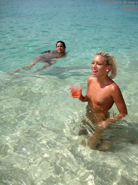 Красивые девушки в воде и на пляже без одежды