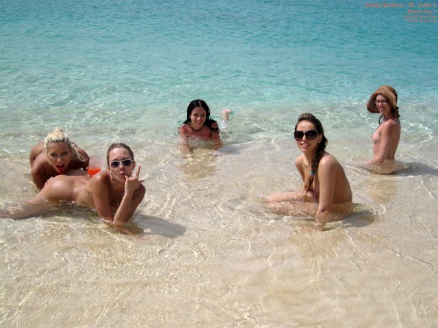 Красивые девушки в воде и на пляже без одежды