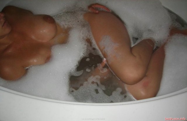 На любительских фото мокрая тёлка в ванной