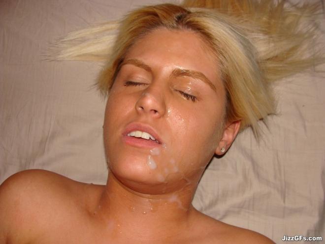 Обнажённая девка сосёт пенис и получает сперму на лицо