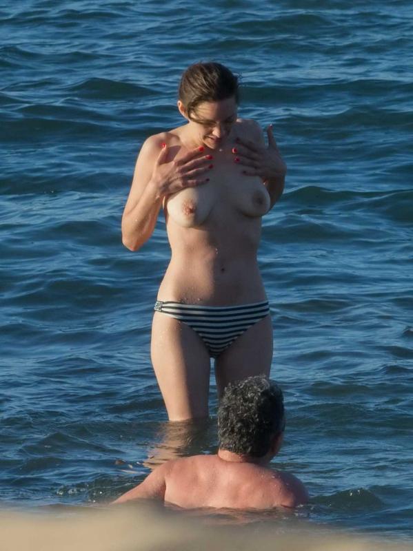 Известная актриса на пляже показывает сиськи