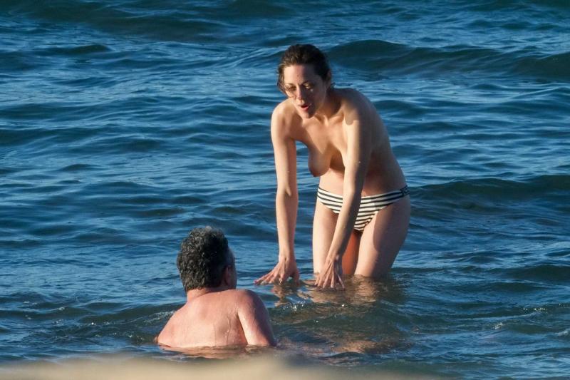 Известная актриса на пляже показывает сиськи