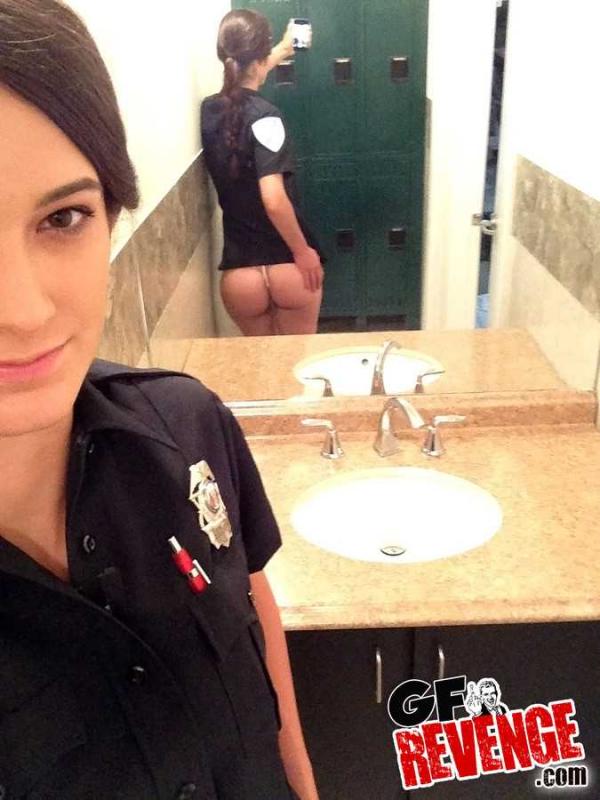 Красотка полицейский в раздевалке делает минет для мобильных фото